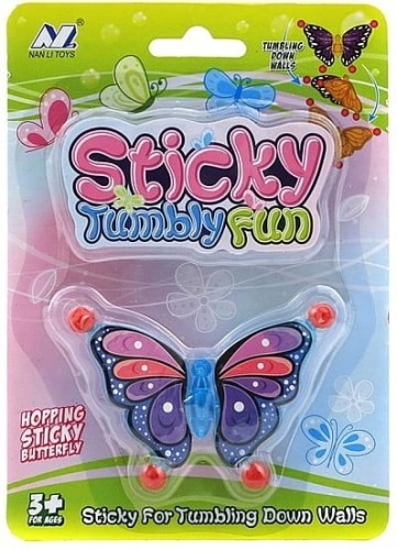 Motyl na szybę skaczący po szybie