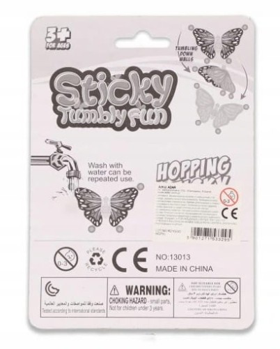 Motyl na szybę skaczący po szybie