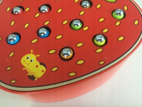 Montessori gra magnetyczna złap robaczki truskawka