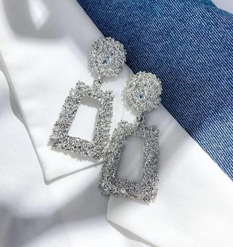 Eleganckie efektowne lekkie kolczyki metal kolor srebrny